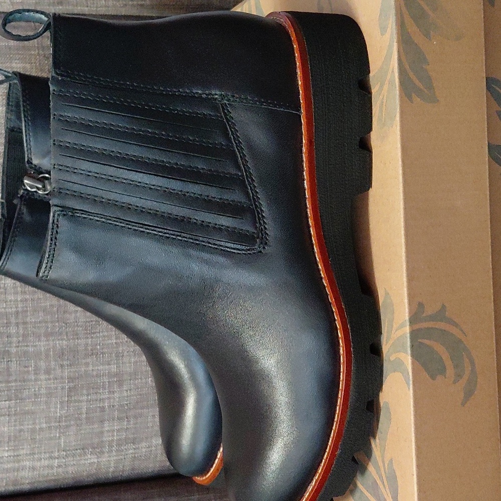 Sofft Women's Black Ankle Zip Boots with Brown Trim Size 8.5 - Picture 2 of 7